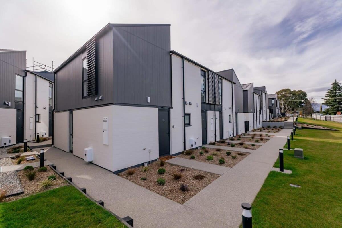 Alps And Lake Retreat Wanaka Albert Town Екстериор снимка